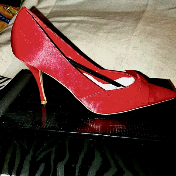 ❤Elegant Red Satin Pumps by Colin Stuart❤ - Picture 9 of 16
